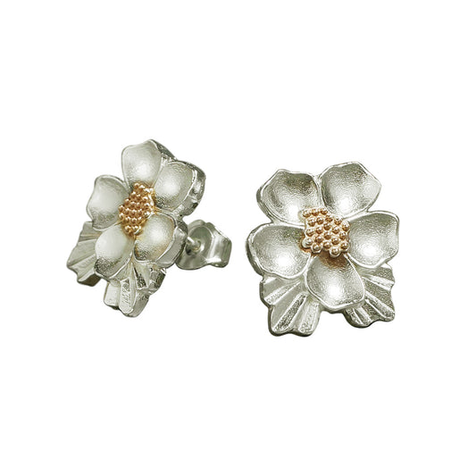 Hopeiset hillankukka nappikorvakorut. Korvisten valmistaja on Rovaniemeläinen Korupaja Kaamos