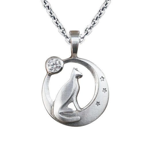Kissa-koru, hopea. Kaulakoru, jossa kuvastuu kissa, kuu ja tähdet.