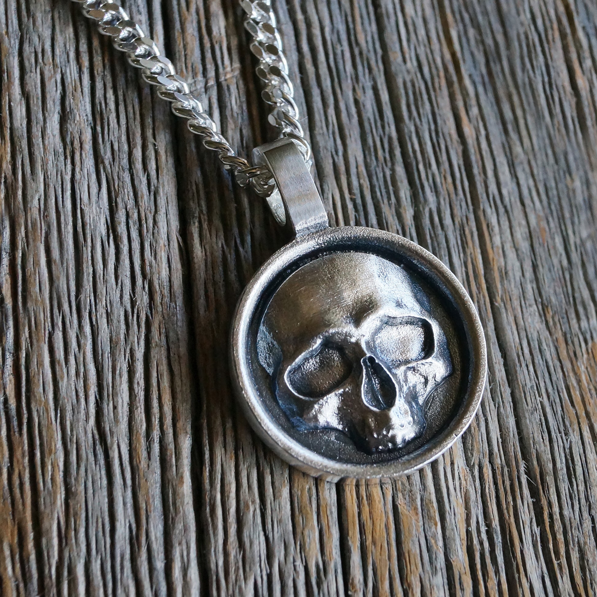 pääkallo kaulakoru