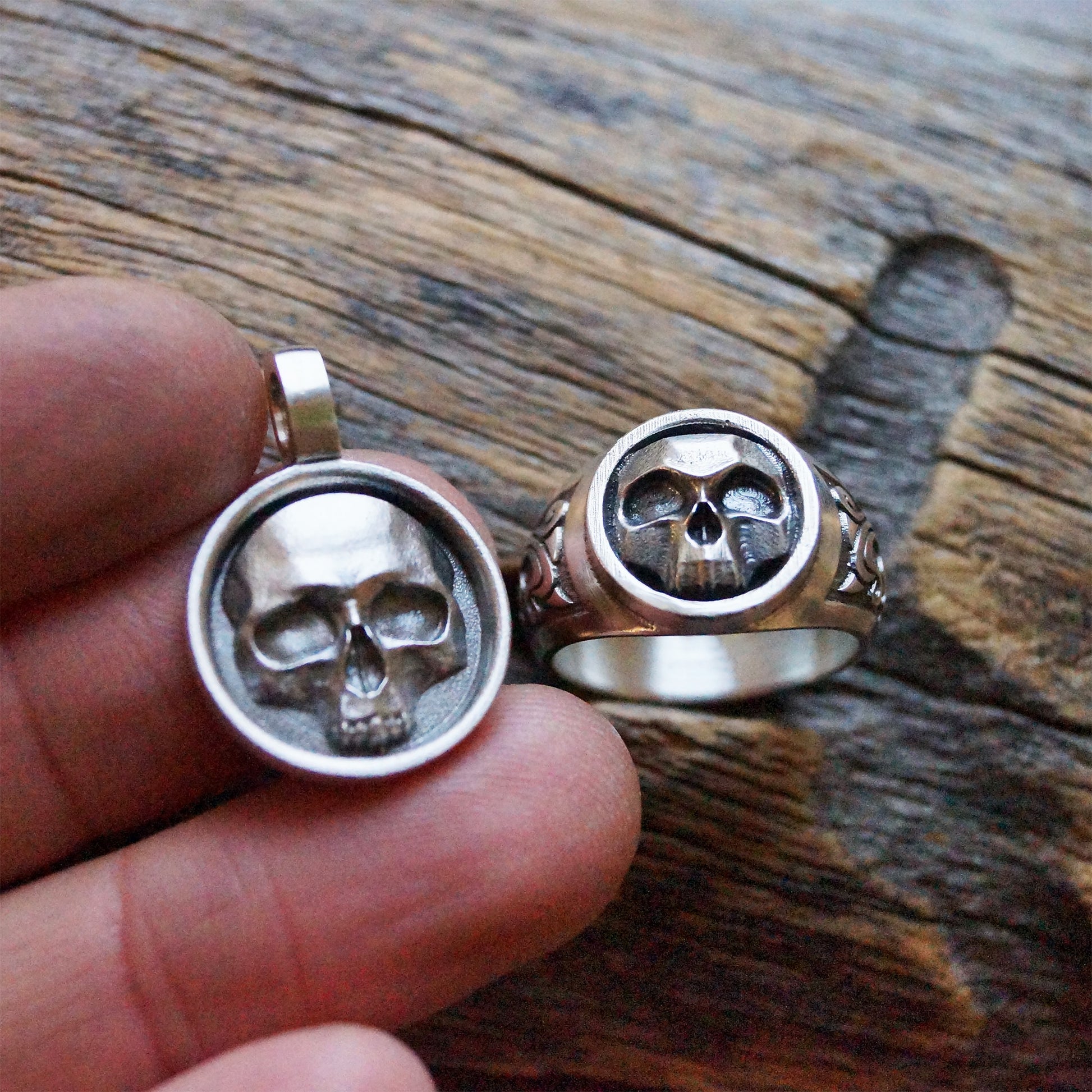 pääkallokoru hopeaa